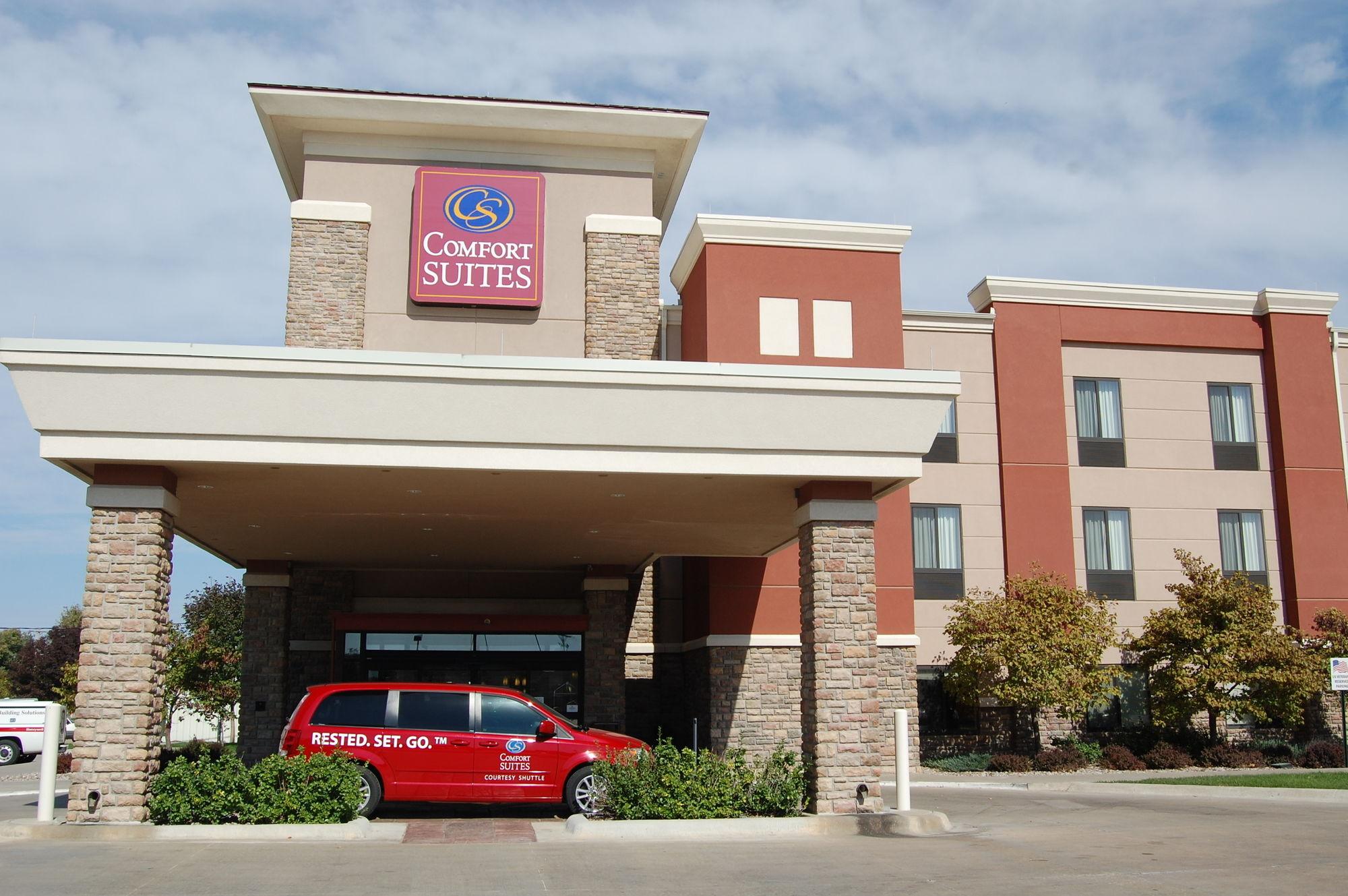 Comfort Suites Manhattan Exterior photo
