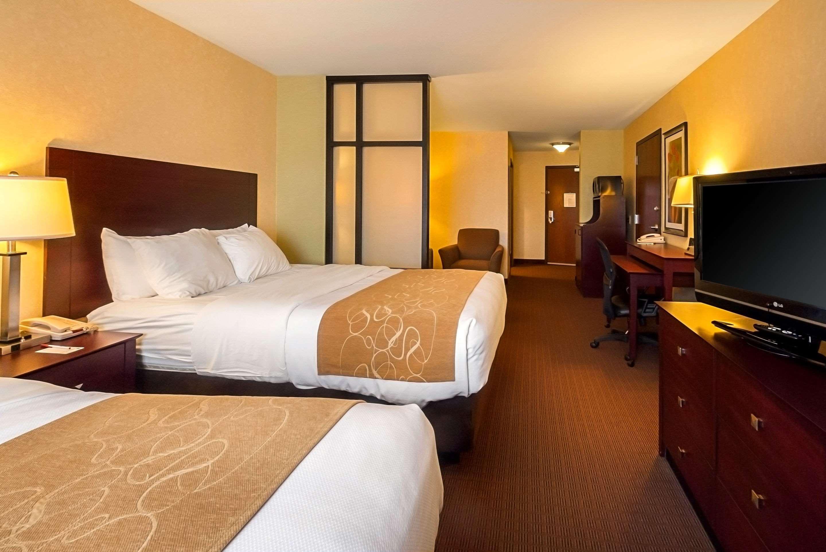 Comfort Suites Manhattan Exterior photo