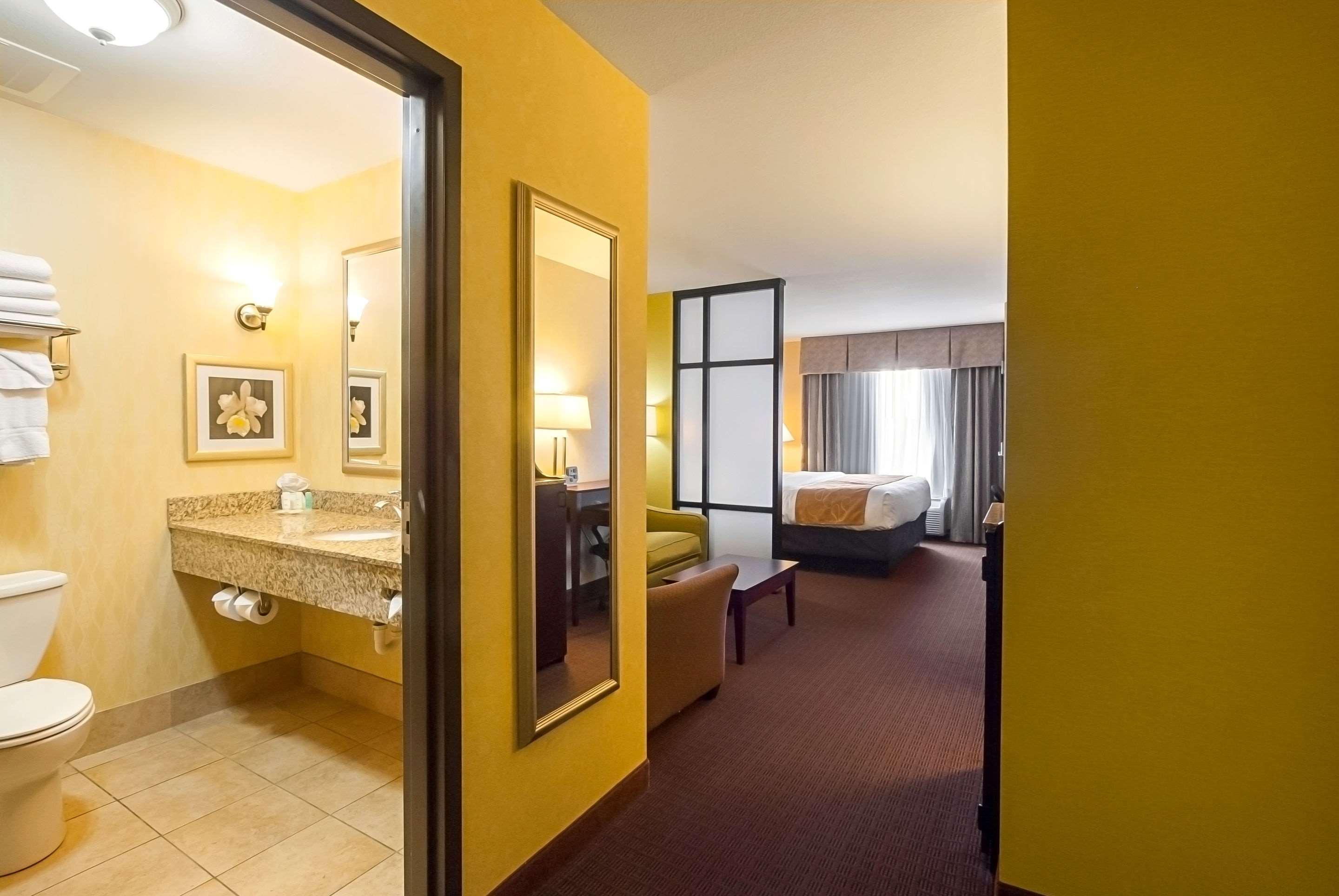 Comfort Suites Manhattan Exterior photo