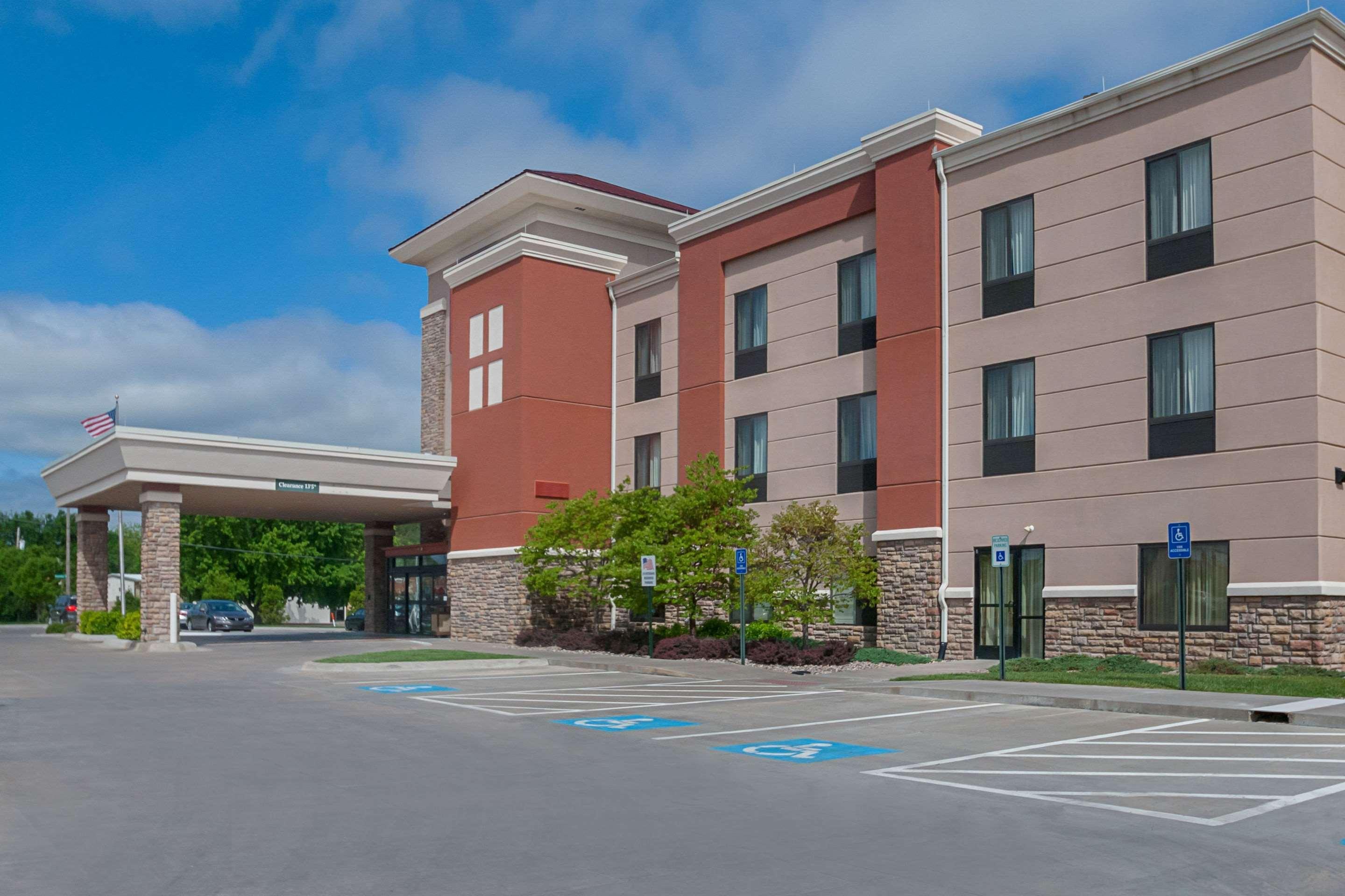 Comfort Suites Manhattan Exterior photo