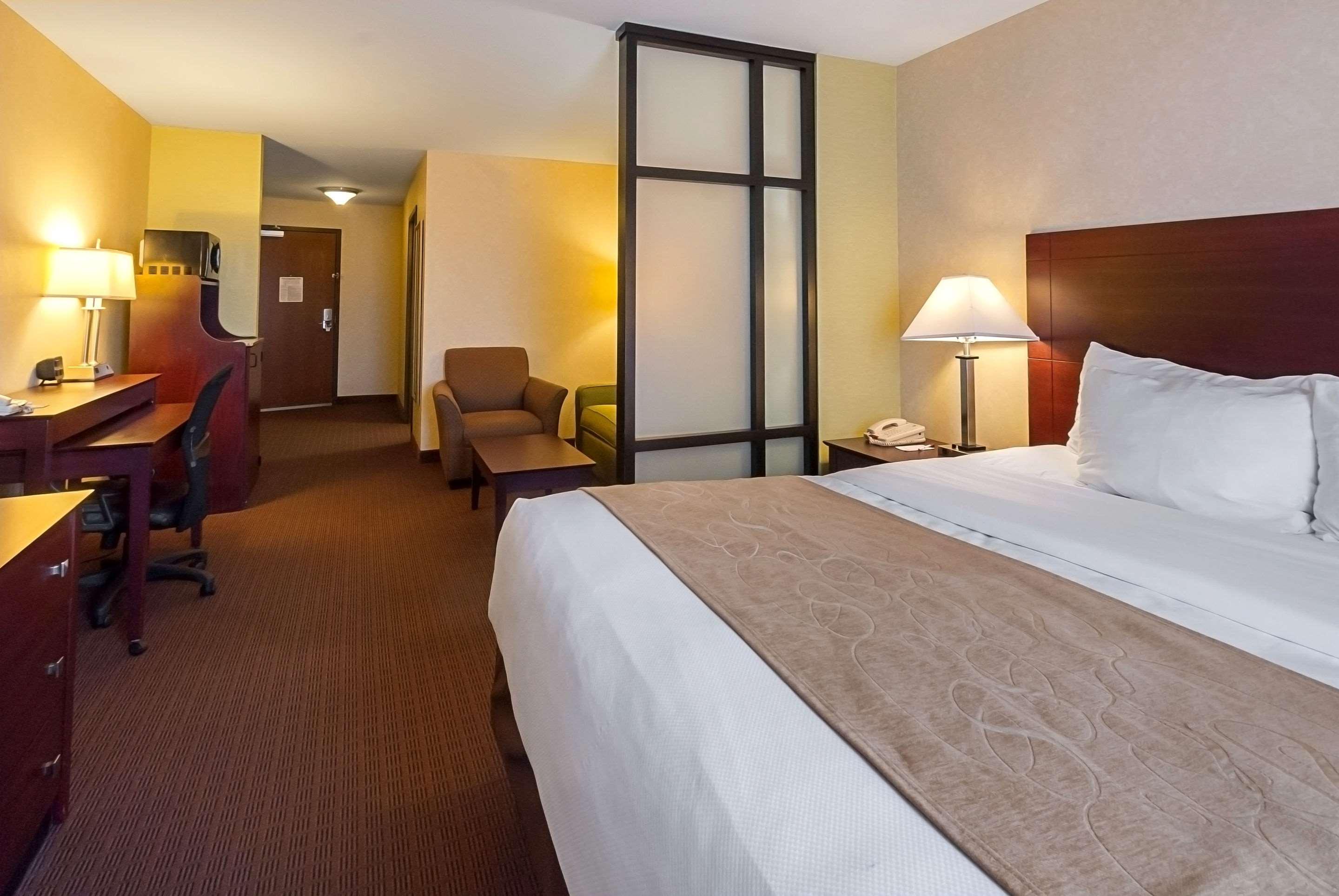Comfort Suites Manhattan Exterior photo