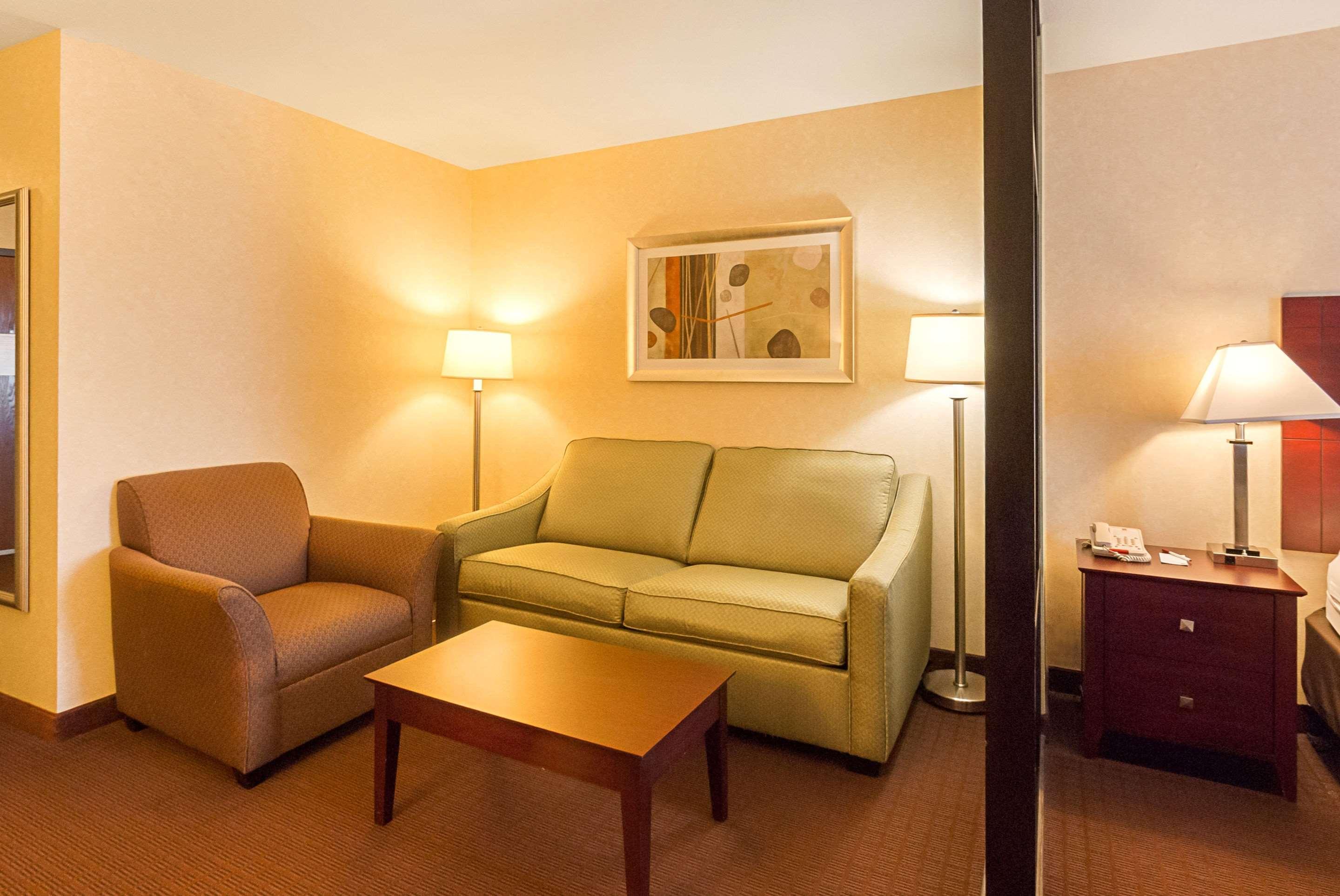 Comfort Suites Manhattan Exterior photo