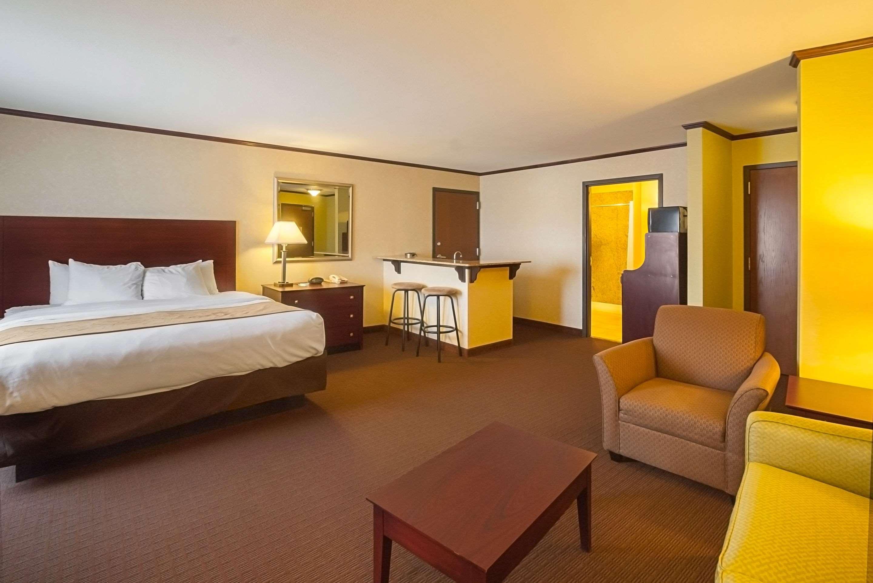 Comfort Suites Manhattan Exterior photo