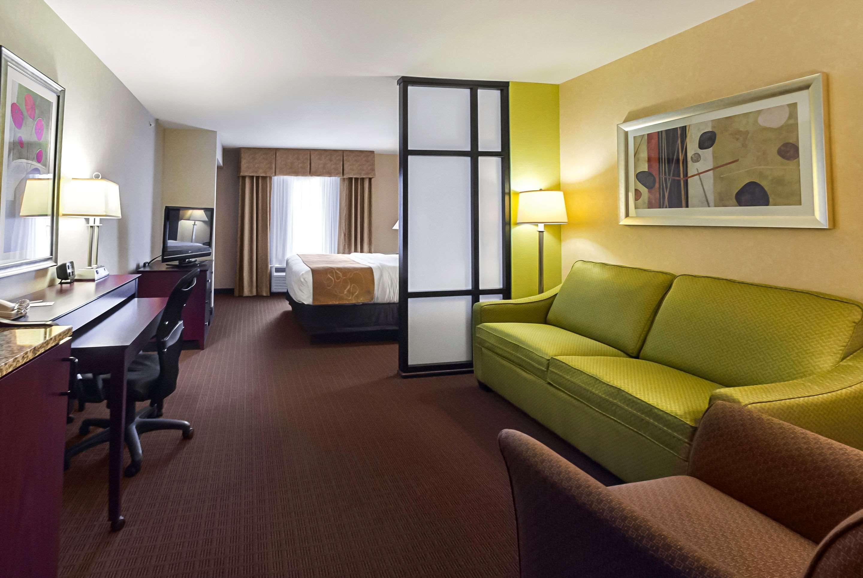 Comfort Suites Manhattan Exterior photo