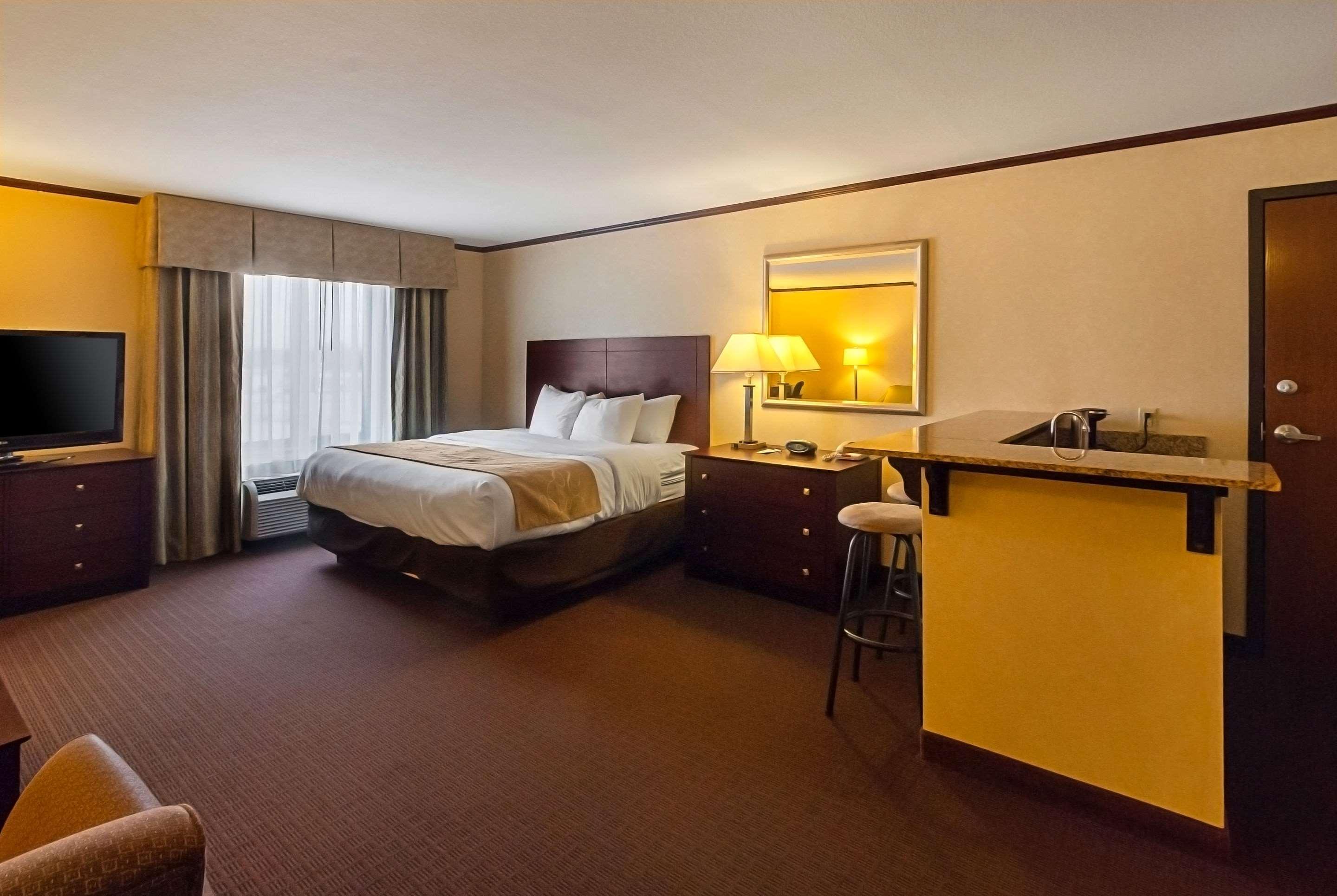 Comfort Suites Manhattan Exterior photo