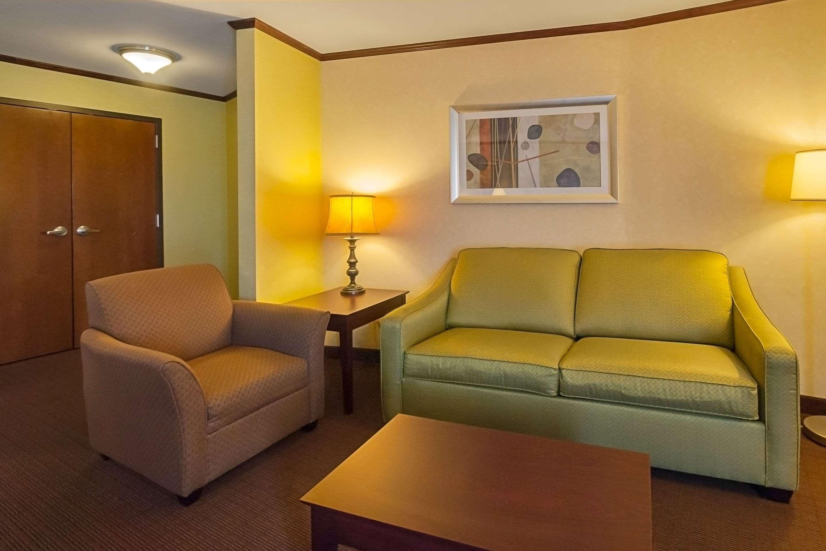Comfort Suites Manhattan Exterior photo