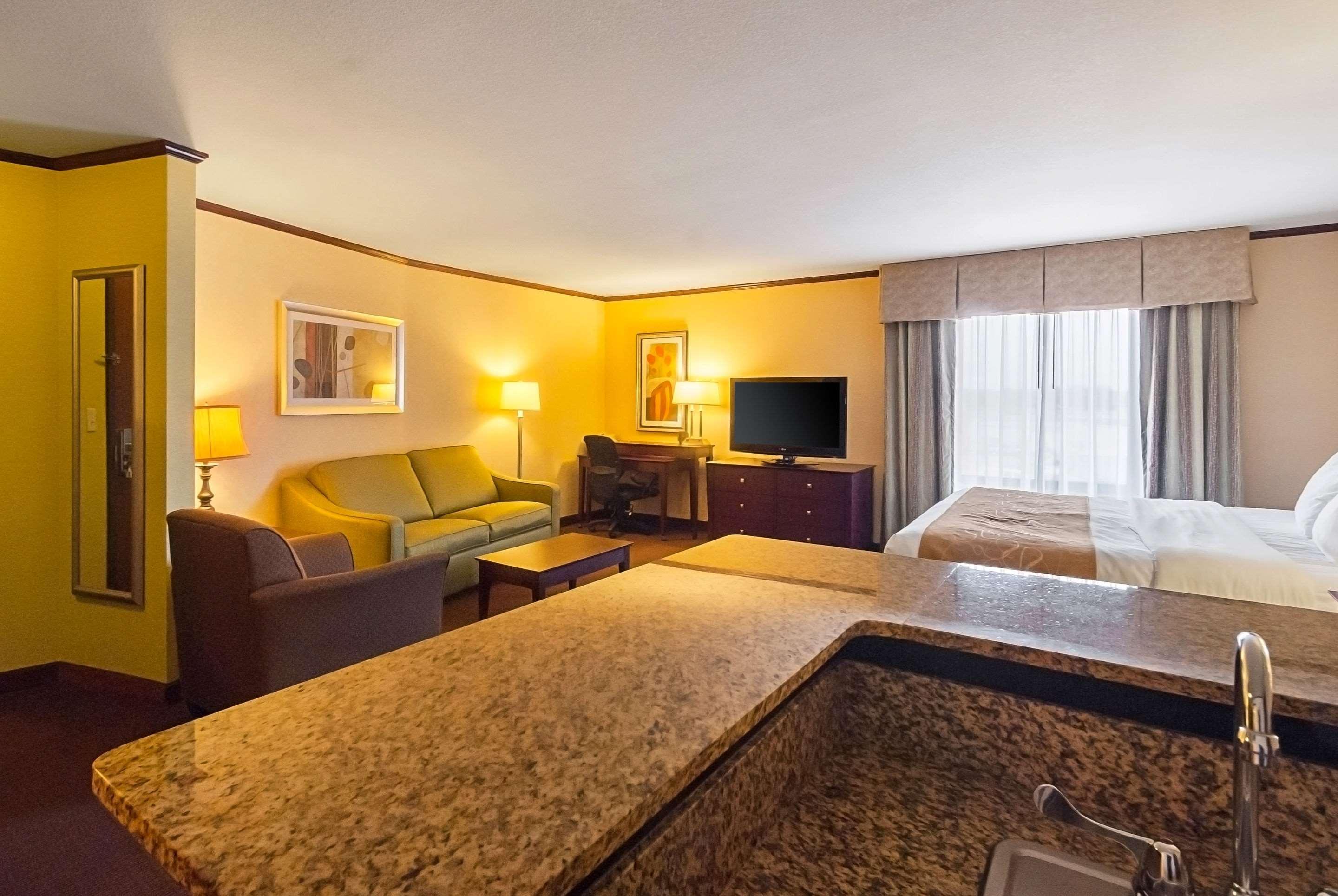 Comfort Suites Manhattan Exterior photo