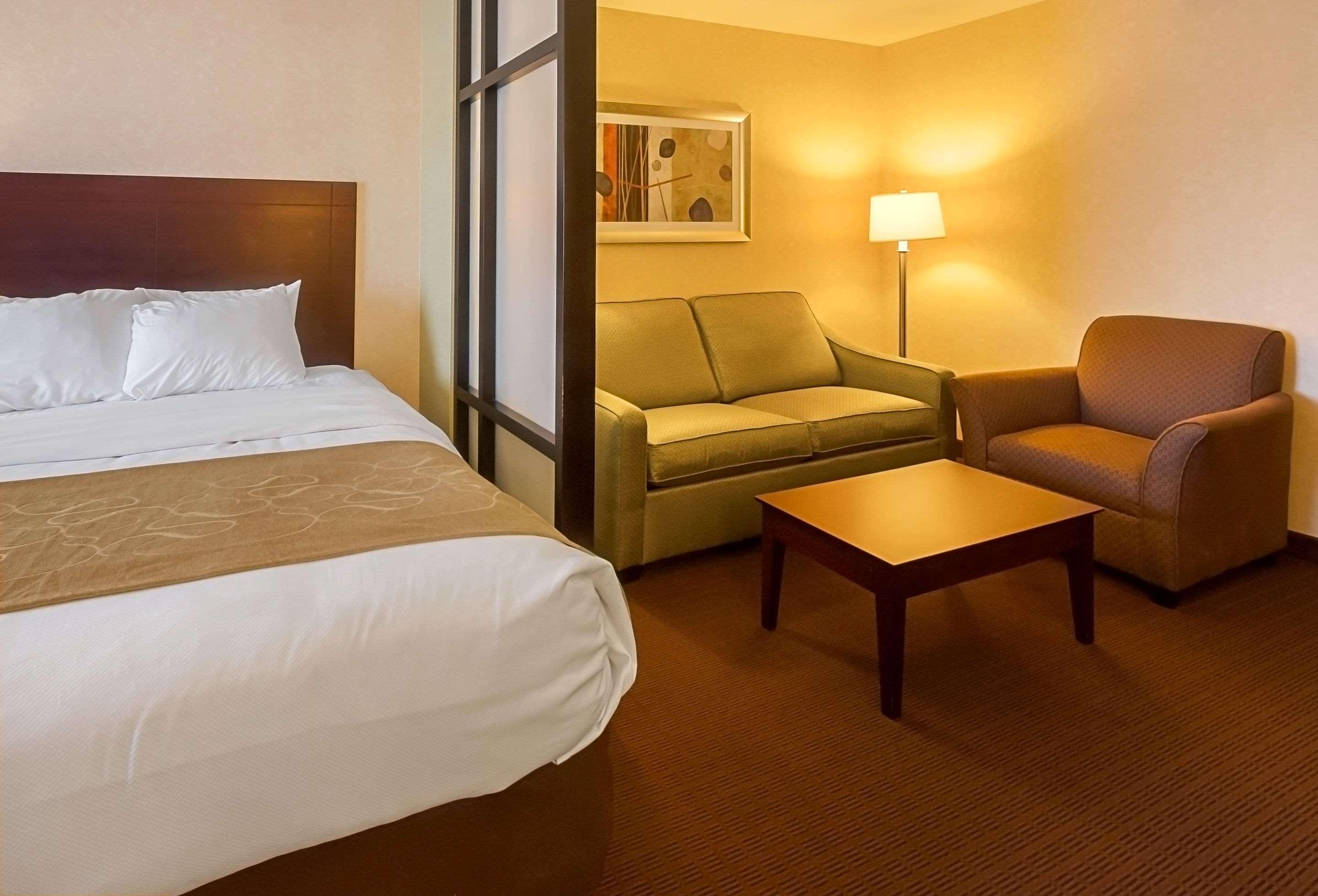 Comfort Suites Manhattan Exterior photo