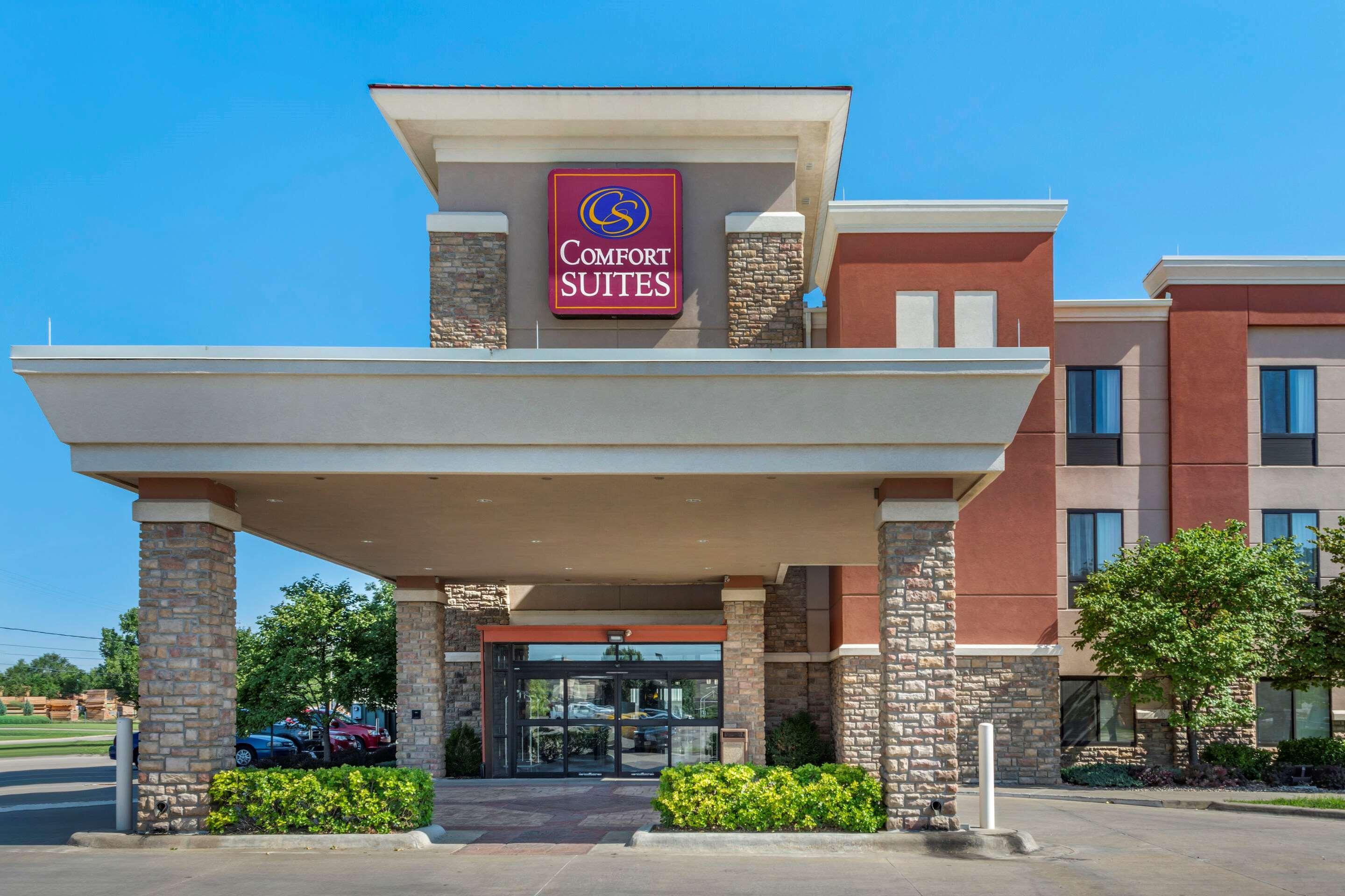 Comfort Suites Manhattan Exterior photo
