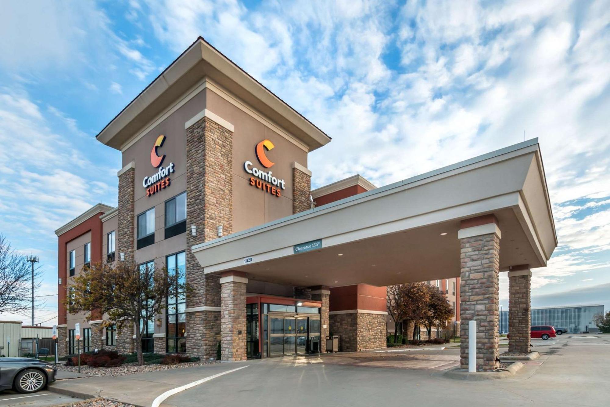 Comfort Suites Manhattan Exterior photo