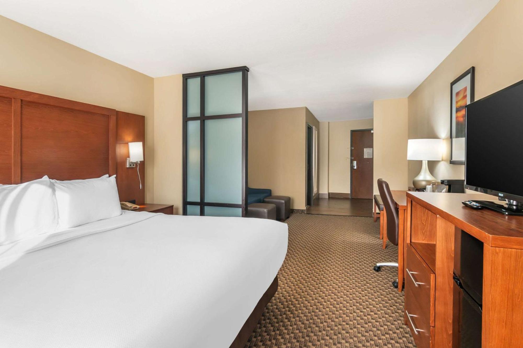 Comfort Suites Manhattan Exterior photo