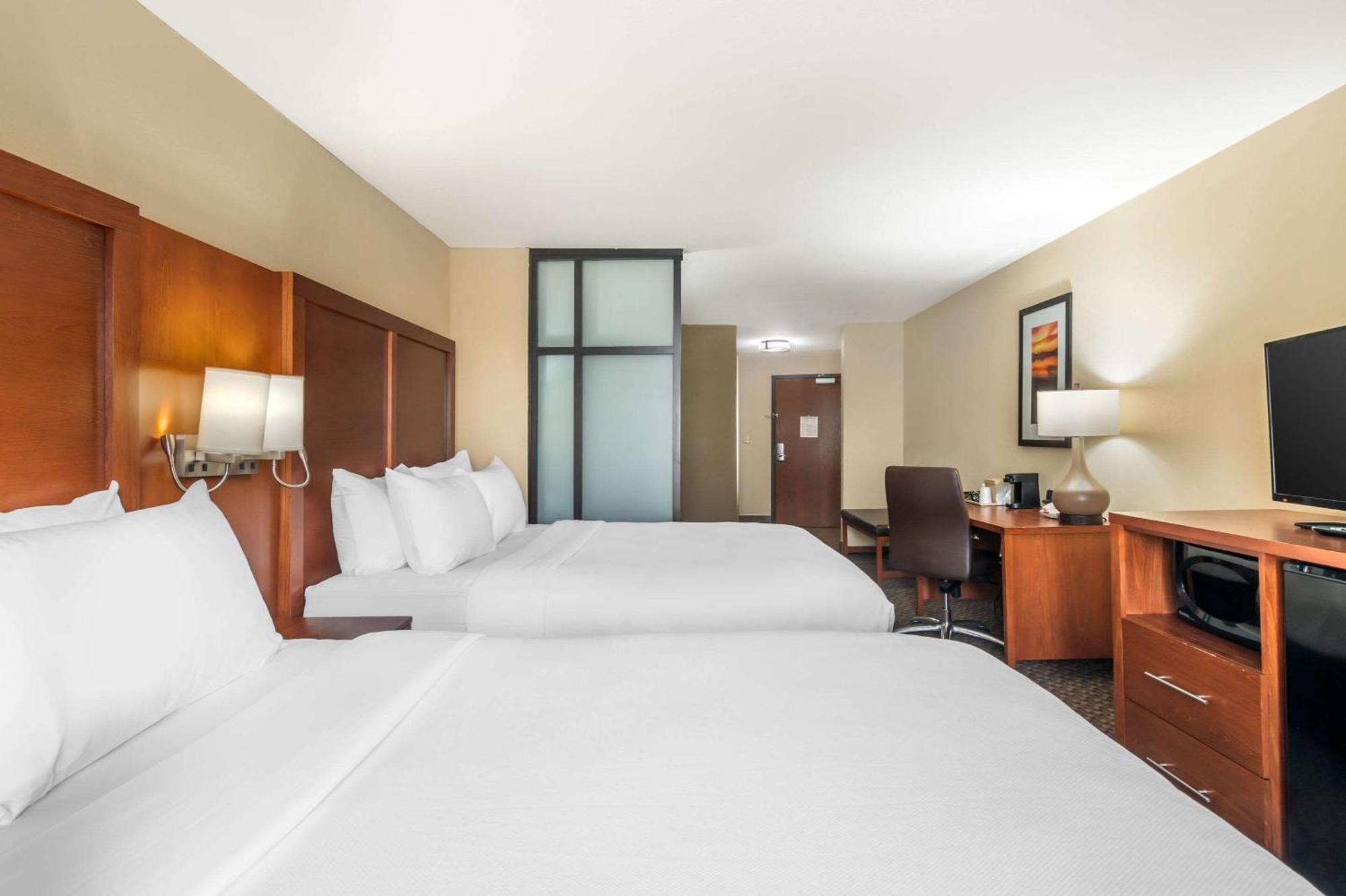 Comfort Suites Manhattan Exterior photo
