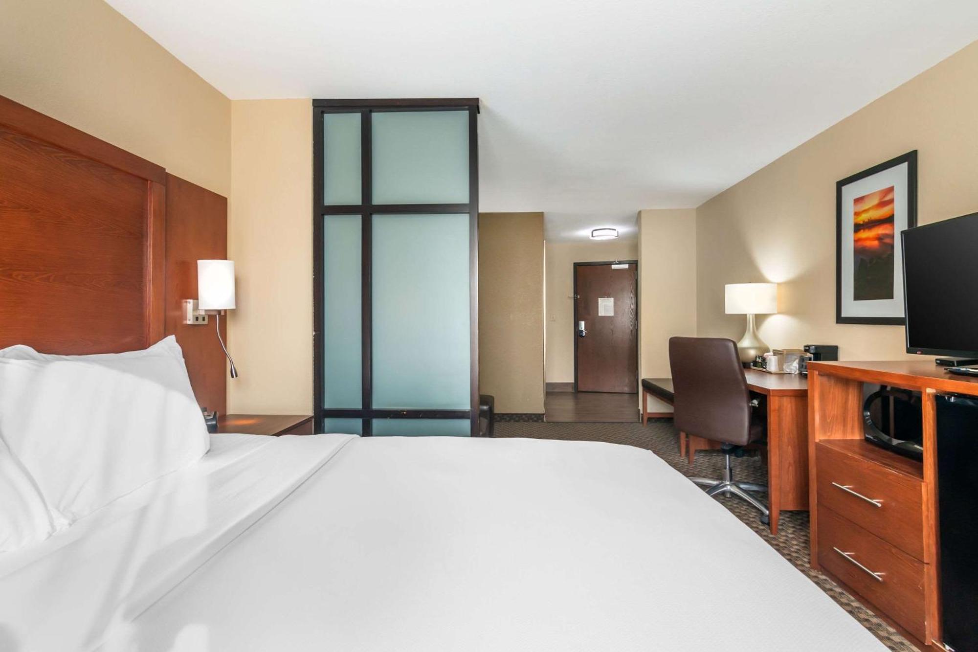 Comfort Suites Manhattan Exterior photo