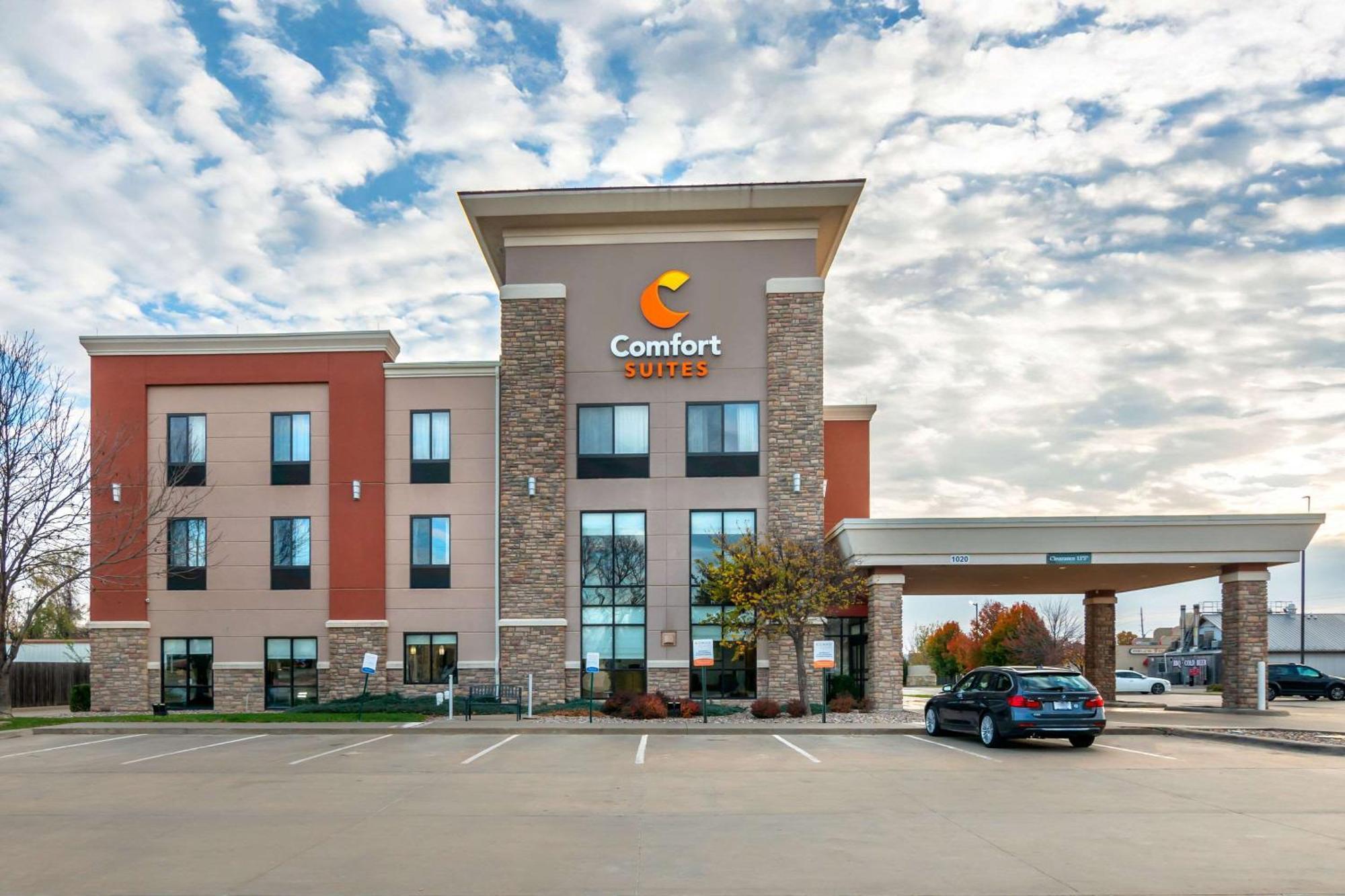 Comfort Suites Manhattan Exterior photo